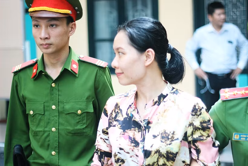 Bị cáo Thu tranh thủ quay lại nhìn các thuộc cấp lần cuối, với nụ cười gượng gạo.