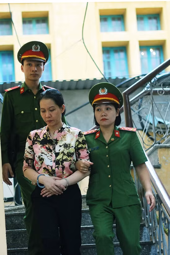 Rời khỏi tòa bị cáo Nguyễn Minh Thu (44 tuổi, nguyên Tổng giám đốc - Chủ tịch HĐQT Oceanbank) bớt căng thẳng hơn sau khi phiên tòa kết thúc và nhận bản án 22 năm tù.