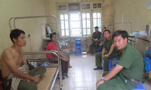 Hai cong an xa bi chem trong thuong o Hoa Binh