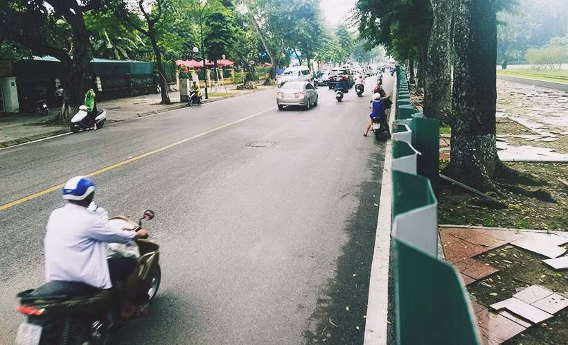 Những người tham gia giao thông phía ngoài không thể biết được bên trong đang diễn ra điều gì bởi hàng rào tôn ngăn cách.