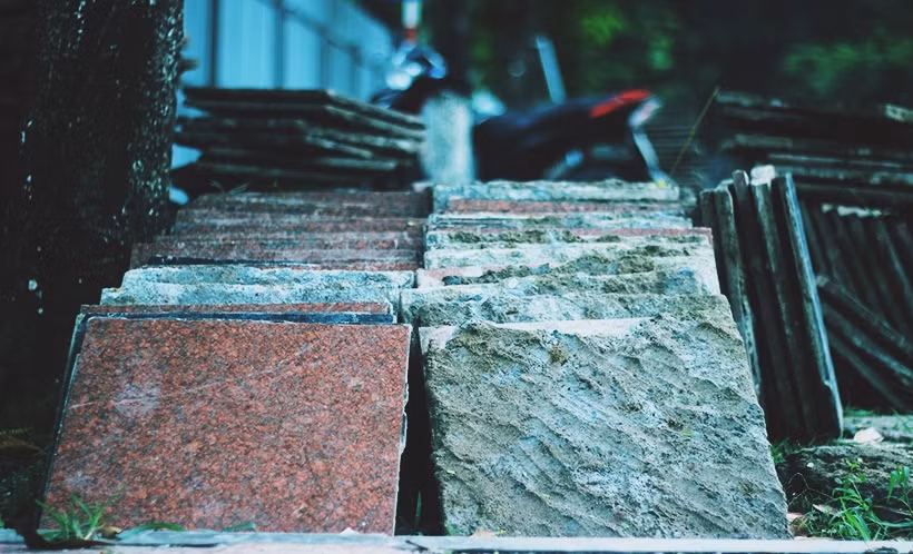 Trong quá trình đào, một số viên gạch mới không bị vỡ hư hỏng thì được xếp vào một góc.