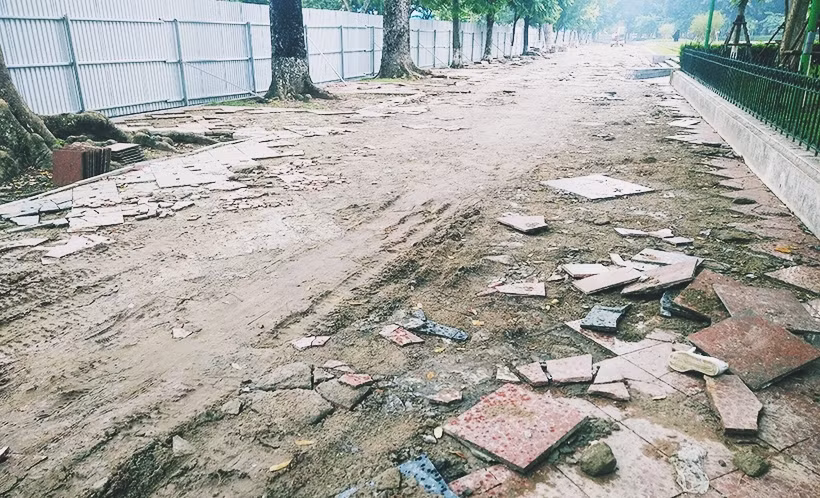 Những viên gạch được lát ở trên vỉa hè khuôn viên công viên Lê Nin trông còn rất mới nhưng vẫn bị đào tung lên.