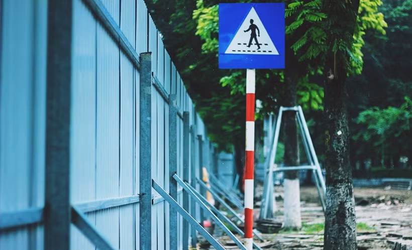 Phía trong dãy hàng rào tôn (cao trên 2m) được hàn gắn các thanh sắt dựng chống đỡ rất chắc chắn.