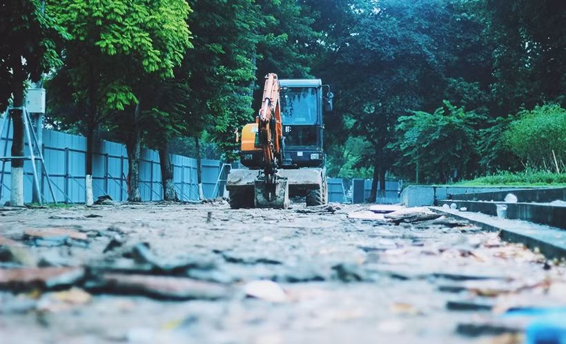 Dãy hàng rào tôn được dựng che chắn như vậy để máy xúc, công nhân đào xới nền gạch trong khuôn viên công viên, mặt trước tượng đài Lê Nin.