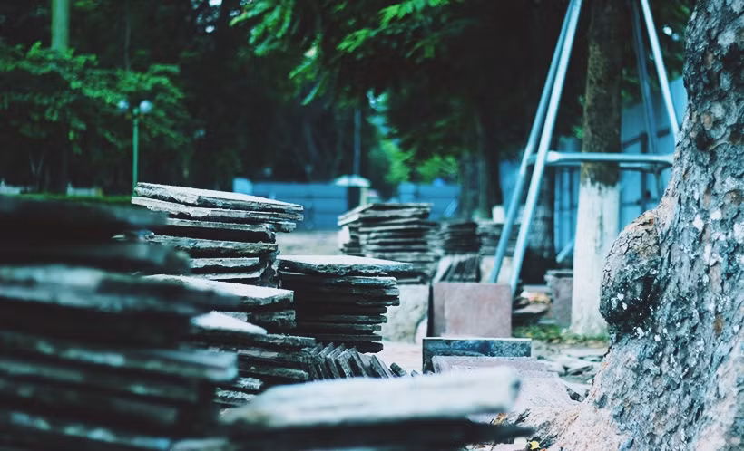 Những viên gạch chưa bị hư hỏng được xếp chồng lên nhau.