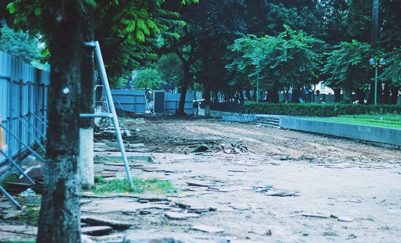 Theo quan sát của PV Kiến Thức sáng 27/9, thì khoảng 20m vỉa hè tại khuôn viên công viên Lê Nin gạch lát nền đã bị đào hết để lộ hẳn phần nền đất sâu khoảng 15cm.