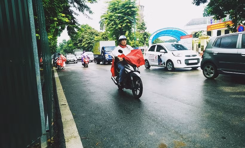 Tuy nhiên, những ngày này, người dân Thủ đô khi tham gia giao thông qua công viên Lê Nin đều ngỡ ngàng trông thấy dãy hàng rào bằng tôn dựng đứng ngăn cách giữa công viên với đường Điện Biên Phủ.