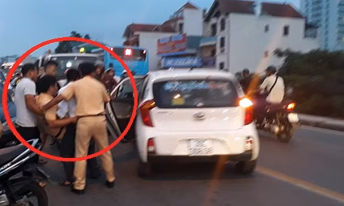 Di xe may kep 3, dam CSGT Ha Noi roi bo chay