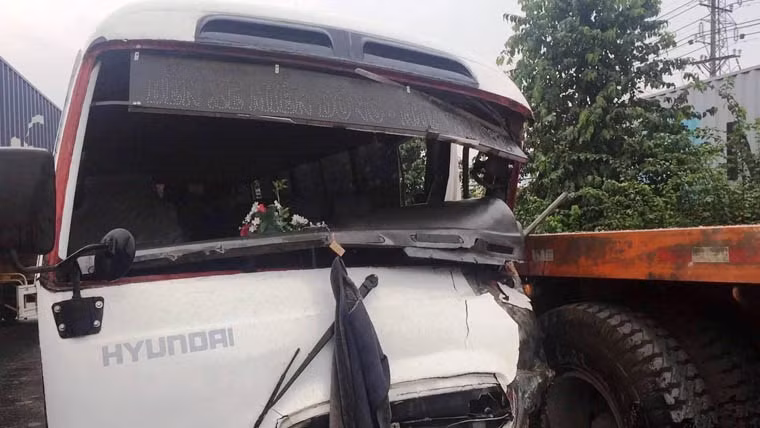 Tai nạn khiến xe khách bị bẹp dúm, biến dạng hoàn toàn. Tài xế xe khách bị kẹt cứng trong cabin ô tô và kêu cứu thảm thiết khiến nhiều hành khách trên xe một phen hốt hoảng. Nhiều người dân địa phương và các tài xế liên quan đã tìm mọi cách giải cứu, đưa tài xế xe khách ra ngoài trong tình trạng bị gãy chân, và nhanh chóng đưa đi cấp cứu. Tai nạn còn làm 3 phương tiện hư hỏng, trong đó xe khách bị dính chặt vào đuôi xe container, biến dạng phần đầu.