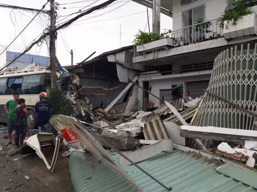 Xe khách do tài xế Nguyễn Hữu Hoàng (28 tuổi, ngụ TP.HCM) điều khiển. Rất may những người trong hai căn nhà này không bị nạn vì ngủ ở phía sau. Tài xế Hoàng bị kẹt trong buồng lái, người dân phải dùng búa để đập vở kính mới đưa được ra ngoài. Nạn nhân sau đó được xe cấp cứu của bệnh viện huyện chở đi cấp cứu trong tình trạng hôn mê, phải thở bằng máy và truyền nước biển tại chỗ. Ảnh Tuổi Trẻ.