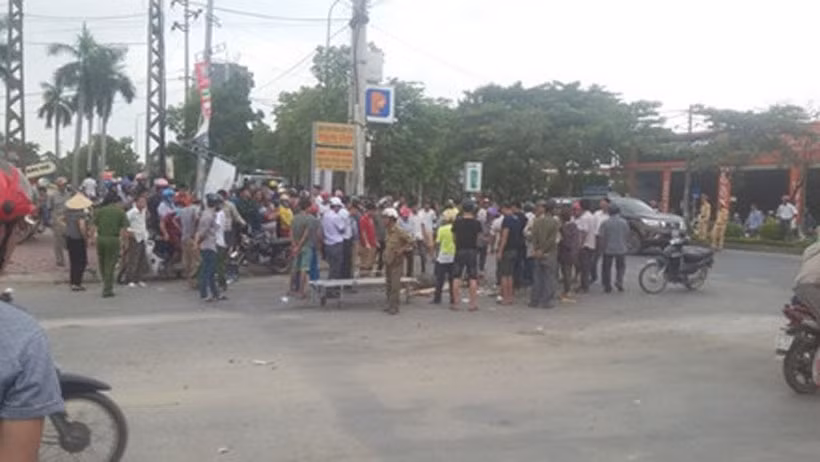 Khoảng 15h30 ngày 28/8, trên đường Mai Hắc Đế thuộc phường Quán Bàu (TP Vinh, hệ An) chị Đặng Thị Thường (SN 1972, trú tại thị trấn Quán Hành, huyện Nghi Lộc)điều khiển chiếc xe máy mang BKS:37 K1-8222 chạy hướng Nghi Lộc –TP Vinh. Ảnh: Báo Lao Động.