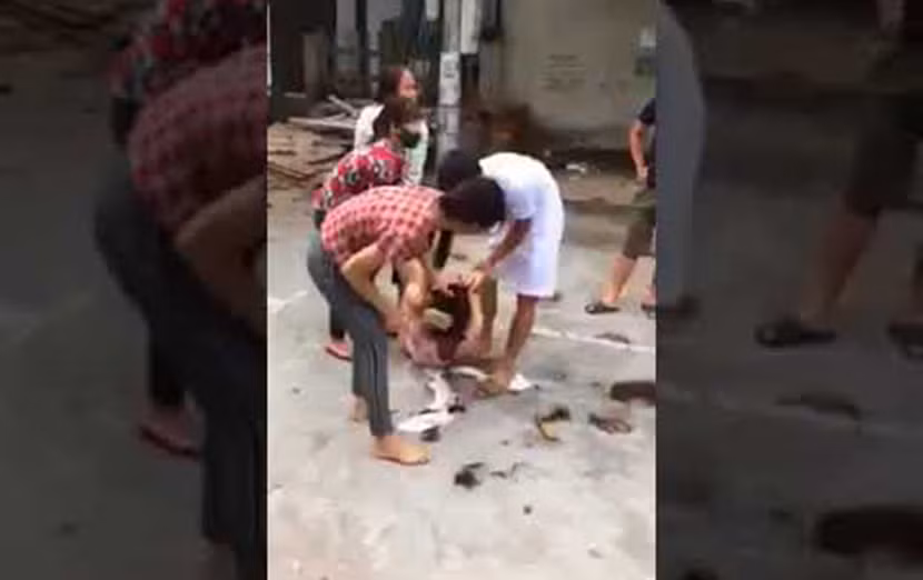 Cơ quan điều tra công an huyện Bình Xuyên đã cho mời 5 người liên quan đến vụ đánh ghen trên lên công an để lấy lời khai. Tuy nhiên sau sau đó mới mời được 3 người, còn chị Nguyễn Thị Nhung (người đánh ghen) và anh Nguyễn Văn Thái (trú thôn Quảng Thiện, xã Thiện Kế, Bình Xuyên) vẫn chưa đến.