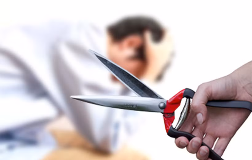 Tháng 9/2016, anh Nguyễn Văn Huân (SN 1987, trú tại xã Hương Gián, huyện Yên Dũng, Bắc Giang) phát hiện vợ mình ngoại tình với anh Nguyễn Văn Hòa (SN 1985, trú tại phường Dĩnh Kế, TP Bắc Giang) nên đã ép vợ mình nhắn tin hẹn anh Hòa tới nhà nghỉ để nói chuyện. Tiếp đó anh Huân đã dùng dao cắt đứt “của quý” của tình địch ném xuống đường khi vợ anh Huân và Hòa đang ở trong nhà nghỉ. Nạn nhân được người dân đưa đi cấp cứu tại bệnh viện đa khoa tỉnh Bắc Giang. Phần dương vật bị cắt đứt đã được nối lại. Cơ quan công an đã bắt giữ Nguyễn Văn Huân ngay sau đó. Ảnh minh họa.