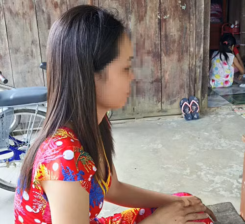 Theo điều tra, sau một thời gian chị Nguyễn Hồng T.M. (30 tuổi, ngụ xã Hỏa Lựu, TP Vị Thanh, tỉnh Hậu Giang) thường xuyên xảy ra mâu thuẫn với chồng là anh Lê Anh Tr., do M. nghi ngờ chồng mình ngoại tình với chị T. Đến trưa 11/10, thấy chị T. tại quán ăn ven đường trên đường Phan Văn Năm (phường Cái Vồn, thị xã Bình Minh) nên M. xông vào đánh. Ngay thời điểm này, ông Nguyễn Văn T. (cha ruột của M.) cùng con gái túm tóc chị T. để M. dùng dao lam rạch nhiều nhát vào mặt tình địch. Ngay khi sự việc xảy ra, người dân đã kịp thời can ngăn, đưa cô gái trẻ vào bệnh viện cấp cứu. Nạn nhân sau đó đã từ chối giám định thương tật nên cơ quan công an không khởi tố vụ án. M., sau đó có đưa 7 triệu đồng cho chồng để lo thuốc thang cho T. Ảnh: Dân Việt.