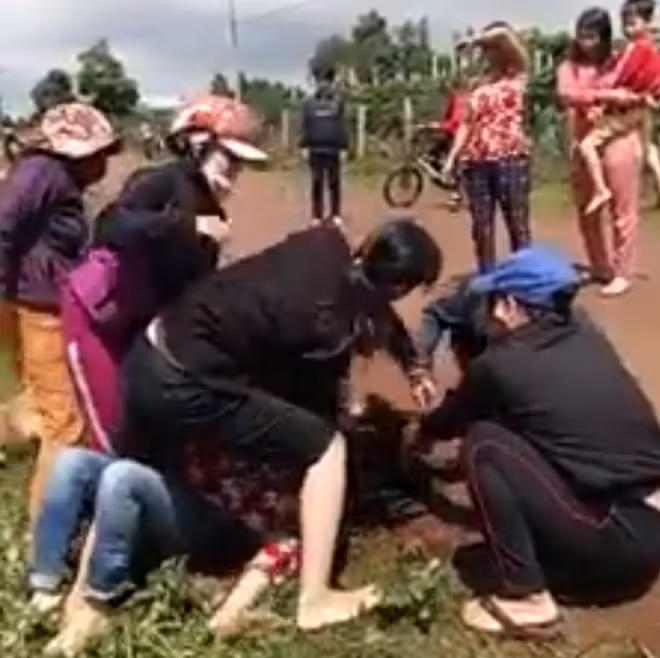 Theo Trung tá Trần Ngọc Anh, chỉ có 3 người tham gia đánh. Trong đó có vợ một cán bộ công an xã Trang. Do đó, khi xảy ra sự việc công an xã đã chuyển hồ sơ lên huyện điều tra để khách quan.