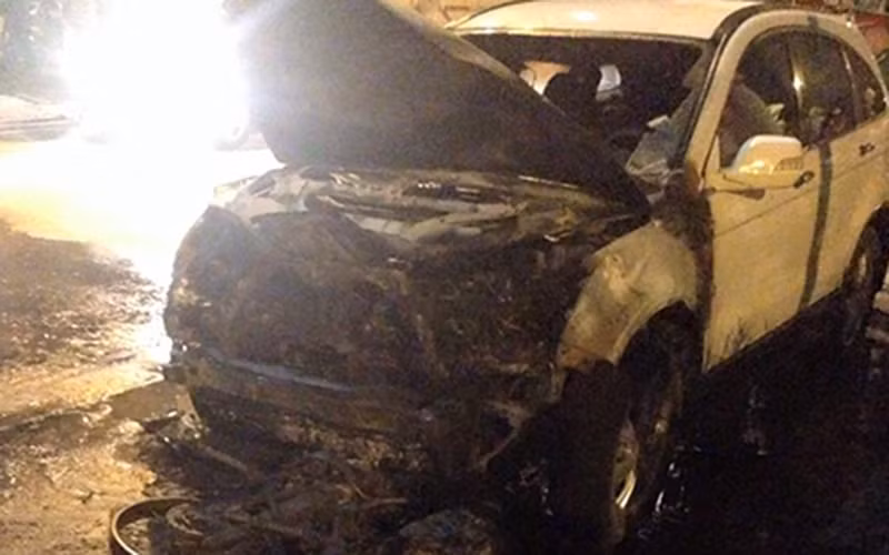 Ngay sau khi dập được lửa, chiếc xe máy chỉ còn lại trơ khung sắt, mui ô tô cũng bị lửa bén từ xe máy sang dẫn đến hư hỏng nặng.