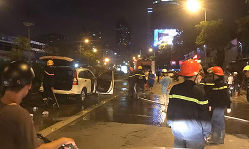 Tiếp nhận thông tin các lực lượng chức năng khẩn trương đến hiện trường để dập lửa. Thời điểm xảy ra tai nạn cả hai chiếc xe nằm gọn trong phần đường bus nhanh BRT Hà Nội.