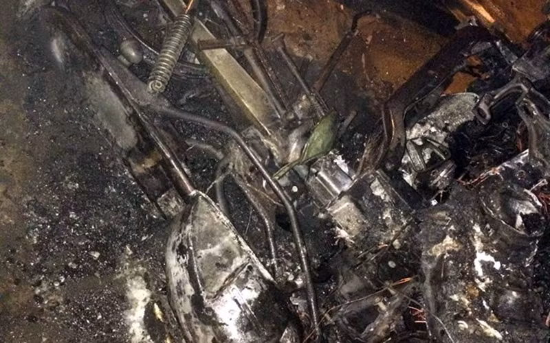 Cận cảnh chiếc xe máy bị cháy trơ khung sắt.