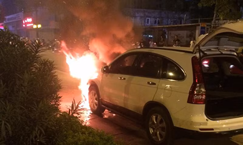 Hien truong kinh hoang xe may bi o to CRV keo le boc chay