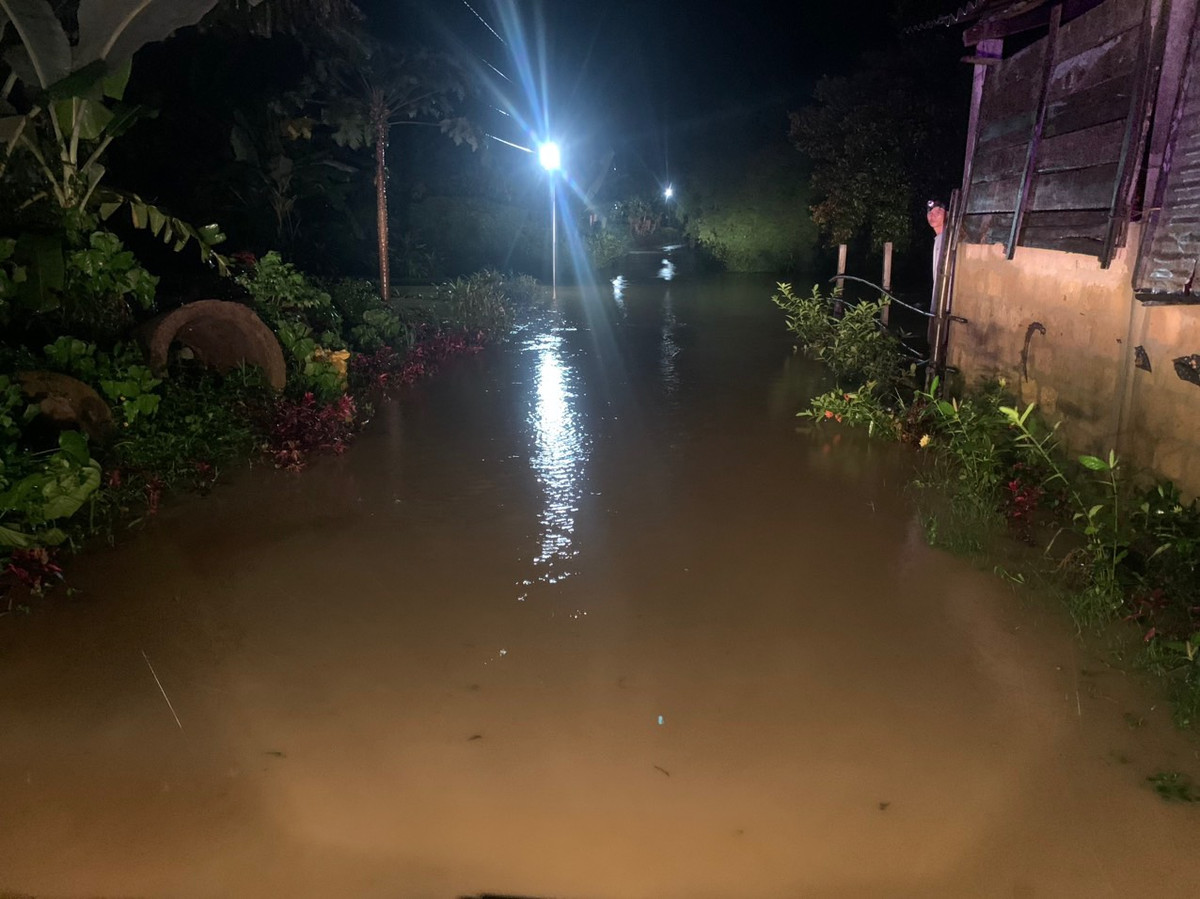 Ông Trần Anh Tuấn, Chủ tịch UBND huyện Cam Lộ cho biết, sáng nay mưa bắt đầu giảm, nước đang rút, bà con tiến hành thau rửa nền nhà, đường làng và ngõ xóm.