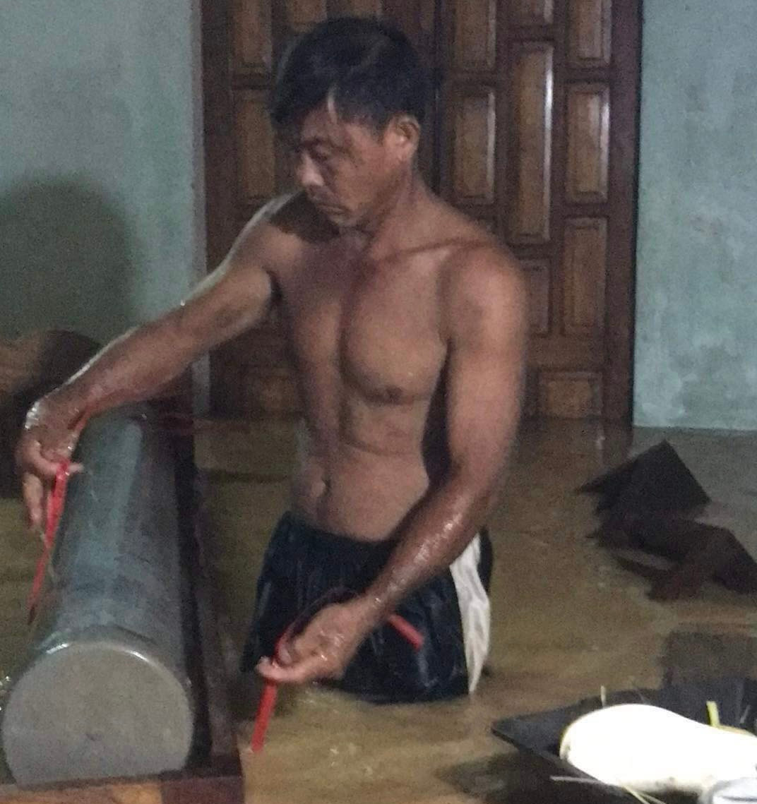 Lũ đã cuốn trôi đàn bò 50 con, làm ngập khoảng 800 hộ dân tại các xã Cam Tuyền, Cam Hiếu, Cam Thủy... Trạm cảnh sát giao thông ở đường cao tốc bị gió cuốn tốc mái. Trong ảnh, một người dân dầm mình trong nước lũ để cứu tài sản.