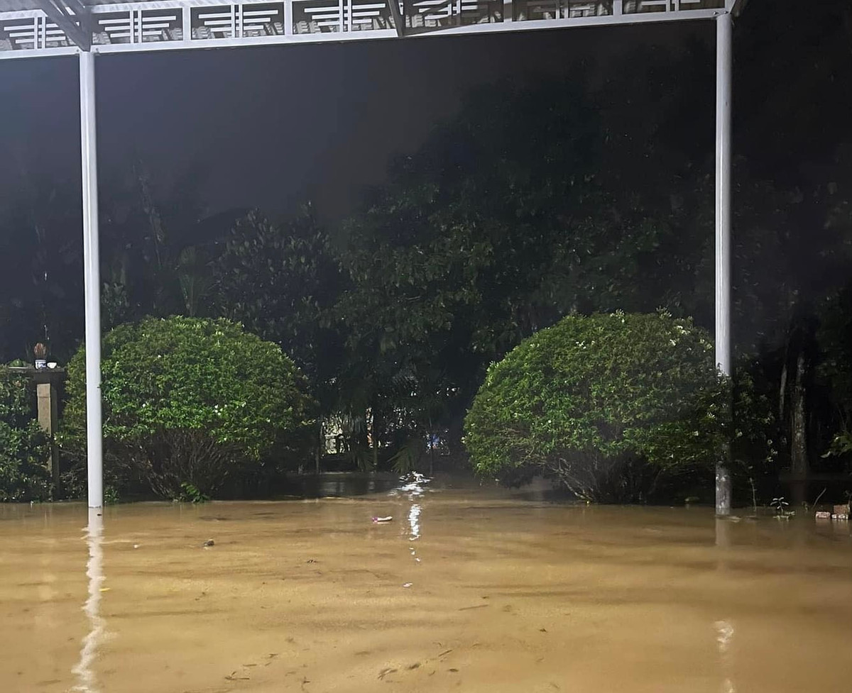 Sáng 14/11, lãnh đạo UBND huyện Cam Lộ (Quảng Trị) cho biết, do ảnh hưởng của không khí lạnh, từ ngày 13-14/11, trên địa bàn có mưa rất to, gây ngập trên diện rộng nhiều điểm dân cư ở các vùng ven sông Hiếu. 