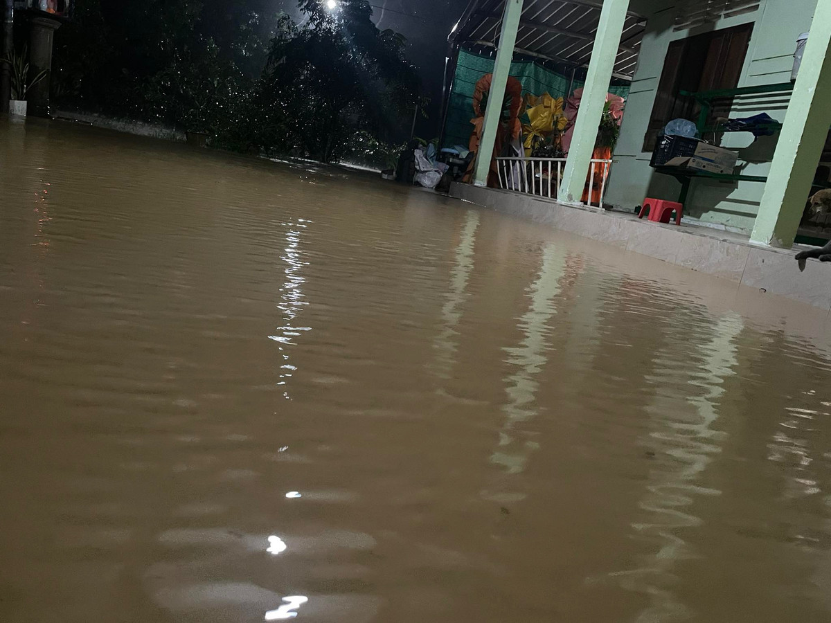 Văn phòng Ban Chỉ huy PCTT-TKCN tỉnh Quảng Trị cho biết, mưa lớn gây ngập lụt một số điểm tại các tuyến đường, ngầm tràn làm chia cắt giao thông tạm thời tại huyện Đakrông (10 điểm) với mức ngập lụt từ 0,5-1,5m. Huyện Hướng Hóa (4 điểm) gập lụt từ 0,5-1m. Huyện Hải Lăng một số tuyến đường xóm, liên xã bị ngập.