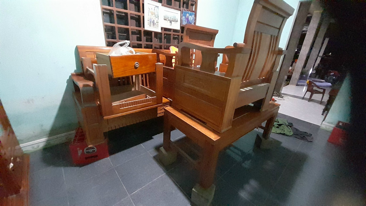 Trước tình hình mưa lớn, người dân đã chủ động phương án bảo vệ tài sản trong nhà. Tuy vậy, lãnh đạo UBND thị trấn Cam Lộ cho biết một hộ dân nhốt bò trên địa bàn gặp mưa lớn, nước lên nhanh khiến đàn bò khoảng 50-60 con bị cuốn trôi, hiện đang tổ chức tìm kiếm.