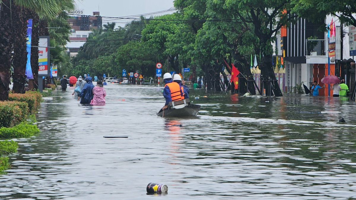 Lat ghe cho 8 nguoi vuot lu, me tu vong, con mat tich
