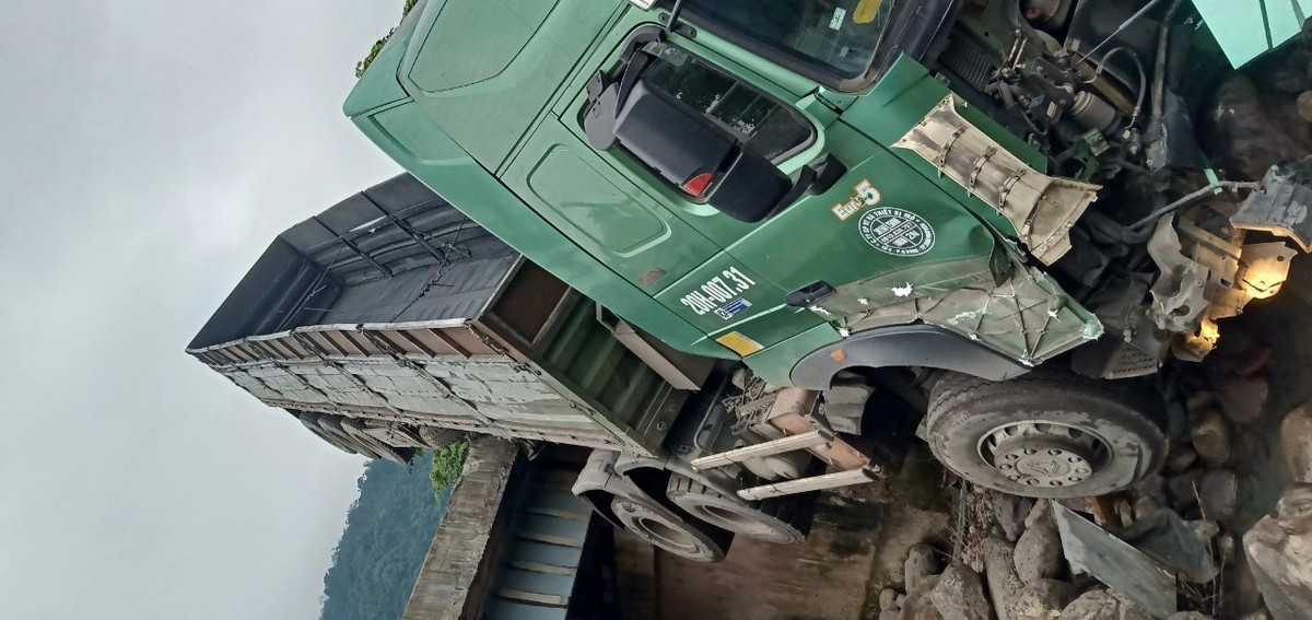 Xe đầu kéo đâm gãy lan can lao xuống suối, tài xế bị thương nặng Xe dau keo dam gay lan can lao xuong suoi, tai xe bi thuong nang