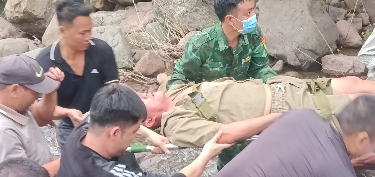 Xe đầu kéo đâm gãy lan can lao xuống suối, tài xế bị thương nặng - Hình 2 Xe dau keo dam gay lan can lao xuong suoi, tai xe bi thuong nang-Hinh-2