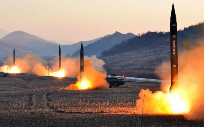 Theo Washington Post, 28 cá nhân Triều Tiên và 5 cá nhân Trung Quốc sẽ bị Mỹ truy tố, trừng phạt bởi hành động giúp cung cấp 2,5 tỷ USD cho chương trình hạt nhân của Triều Tiên.