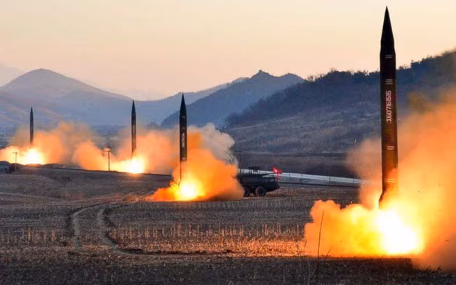 Theo Washington Post, 28 cá nhân Triều Tiên và 5 cá nhân Trung Quốc sẽ bị Mỹ truy tố, trừng phạt bởi hành động giúp cung cấp 2,5 tỷ USD cho chương trình hạt nhân của Triều Tiên.