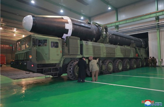 Theo hãng tin KCNA, động thái của Bình Nhưỡng nhằm kiểm tra các tính năng chiến lược và kỹ thuật của "bệ phóng tên lửa đa nòng khổng lồ". Nó được thử nghiệm nhiều lần kể từ tháng 8 năm ngoái - do đích thân nhà lãnh đạo Kim Jong Un giám sát - trước khi triển khai thực tế.