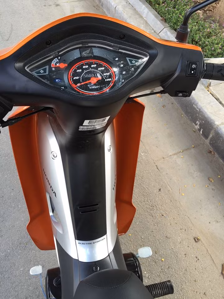 Trong khi phần đầu với cụm đồng hồ công tơ mét dạng con mắt thiết kế tiện dụng, dễ quan sát. Công tơ mét hiển thị đầy đủ các thông số cần thiết như đèn xi-nhan, báo xăng, vận tốc và tốc độ vòng tua máy.