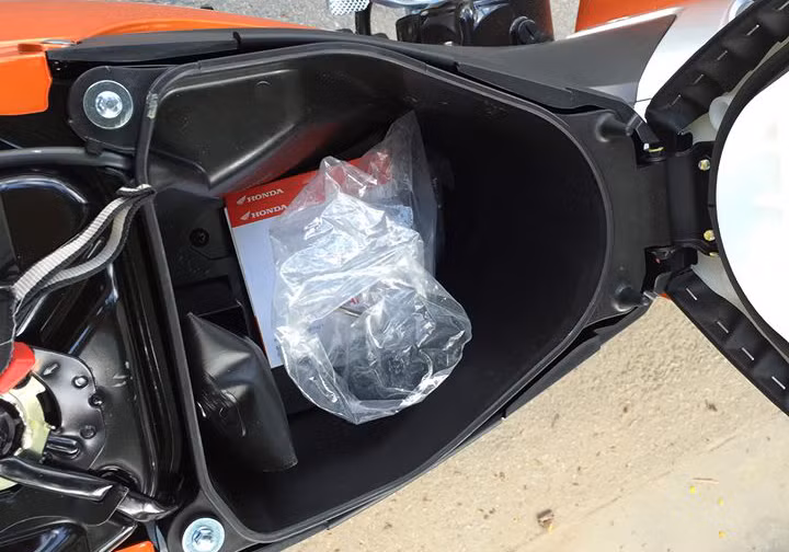 Phần cốp xe thiết kế có thể đựng vừa một chiếc mũ bảo hiểm nửa đầu cùng một số vật dụng cá nhân nhỏ, bình xăng tích hợp ngay bên cạnh.