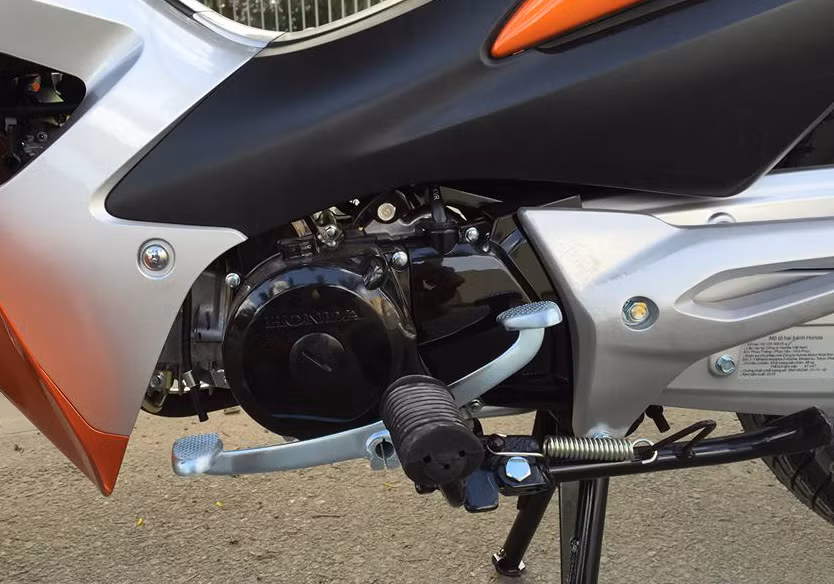 Xe Honda Wave Alpha mới sở hữu khối động cơ xăng, 4 kỳ, xi-lanh đơn, làm mát bằng không khí, dung tích 97 cm3, công suất 5,1 Kwh tại 8.000 vòng/phút và mô-men xoắn cực đại 7,0 Nm tại 5.500 vòng/phút.