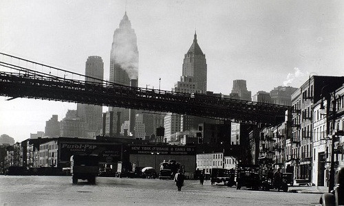 Bà Abbott chụp các bức ảnh ghi nhận cuộc sống thường nhật của người dân New York như nơi họ sinh sống, làm việc, vui chơi giải trí.