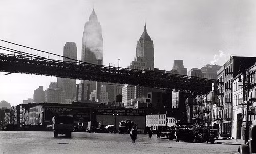 Bà Abbott chụp các bức ảnh ghi nhận cuộc sống thường nhật của người dân New York như nơi họ sinh sống, làm việc, vui chơi giải trí.