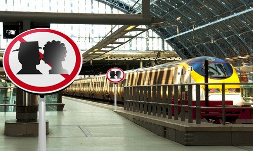 Trước cửa nhà ga ở Anh, một loạt các biển “cấm hôn” được treo lên nhằm giảm ách tắc giao thông và không cản trở việc lên xuống tàu.