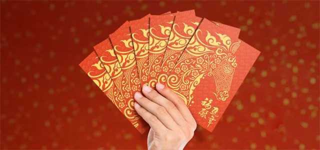 Theo truyền thống, trẻ em nhận được những phong bao lì xì mừng tuổi sẽ tích lại và cất dưới gối ngủ trong khoảng 1 tuần trước khi mở ra.