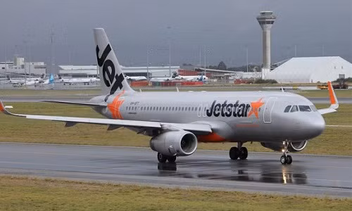 Theo hãng hàng không Jetstar do thời tiết xấu nên cơ trưởng quyết định hạ cánh tiếp nhiên liệu và giảm tải để đảm bảo an toàn cho khách.