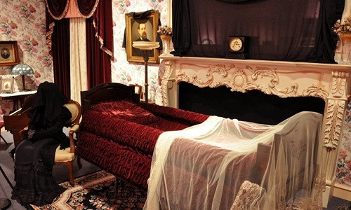 Bảo tàng Lịch sử lễ tang Quốc gia ở Houston, Mỹ gây chú ý với các hiện được được đem triển lãm gồm: đồ tạo tác từ đám tang của Tổng thống và người nổi tiếng, xe tang, một bản sao đầy đủ quy mô của một trạm ướp xác từ một chiến trường trong cuộc nội chiến.