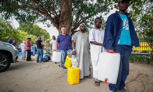 Người dân Cape Town xếp hàng lấy nước. Ảnh: Nic Bothma/EPA.