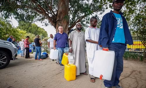 Người dân Cape Town xếp hàng lấy nước. Ảnh: Nic Bothma/EPA.