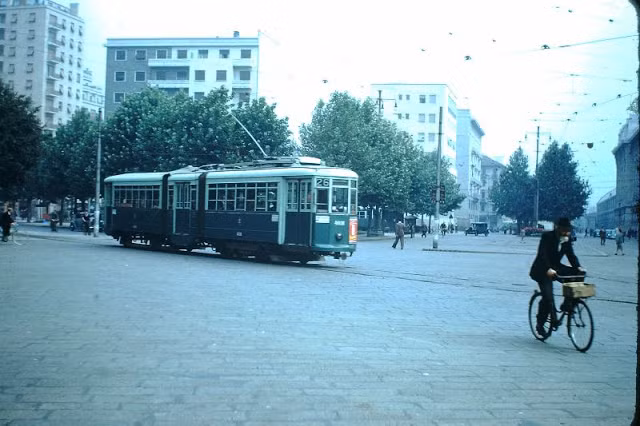 Đất nước Italy những năm 1950 trong những bức ảnh màu sống động này ghi dấu cuộc sống rất đỗi thanh bình, giản dị của người dân nơi đây. Trong ảnh là nhịp sống thường nhật của người dân ở thành phố Milan.