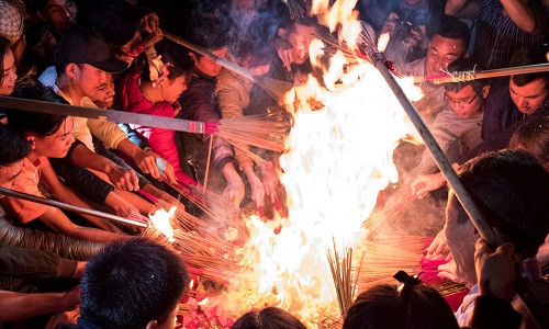 Tục đốt vàng mã có nguồn gốc từ Trung Quốc. Ảnh minh họa: Zing News.