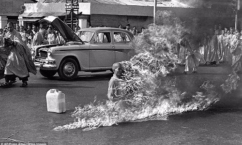 Bức ảnh biểu tượng thế giới nổi tiếng do phóng viên Malcolm Browne của hãng AP chụp năm 1963 ghi lại khoảnh khắc hòa thượng Thích Quảng Đức tự thiêu để bảo vệ Phật giáo trước sự đàn áp của chính quyền ở miền Nam Việt Nam lúc bấy giờ. Bức ảnh được đánh giá gây xúc cảm mạnh mẽ trên khắp thế giới.
