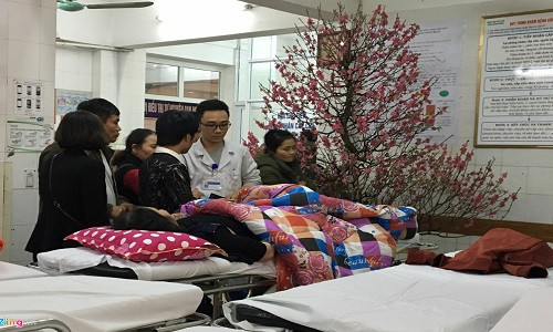 Các bác sĩ phải làm việc liên tục những ngày Tết. Ảnh: Ngân Giang.