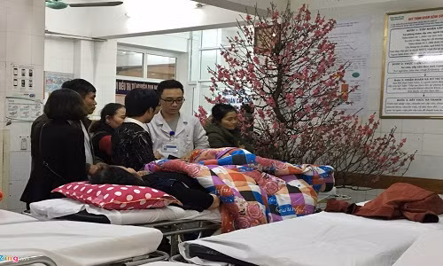 Các bác sĩ phải làm việc liên tục những ngày Tết. Ảnh: Ngân Giang.